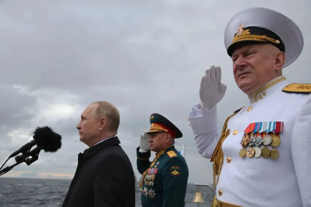 ▲2022年7月31日，时任俄罗斯海军总司令尼古拉·叶夫梅诺夫（右）陪同总统普京在圣彼得堡参加俄罗斯海军节阅兵活动。（法新社资料图片）