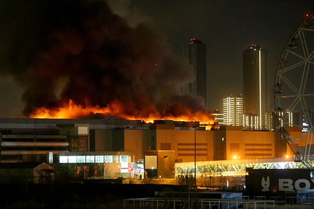 ▎2024 年 3 月 22 日，俄罗斯莫斯科郊外，据报道发生枪击事件后，燃烧的音乐厅场地上空升起浓烟。