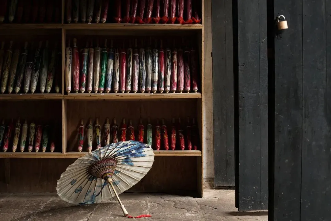 具有400多年历史的泸州油纸伞，属于“国家级非物质文化遗产”。匠人扎实的工艺让油纸伞既美观又实用。