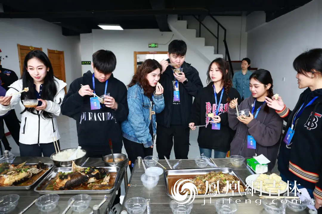 品查干湖鲜鱼。