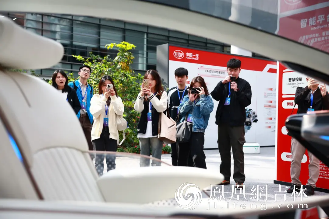 采访团在拍摄红旗轿车。