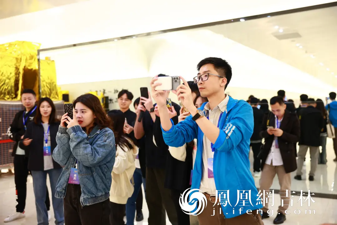 采访团在长光卫星公司参观。