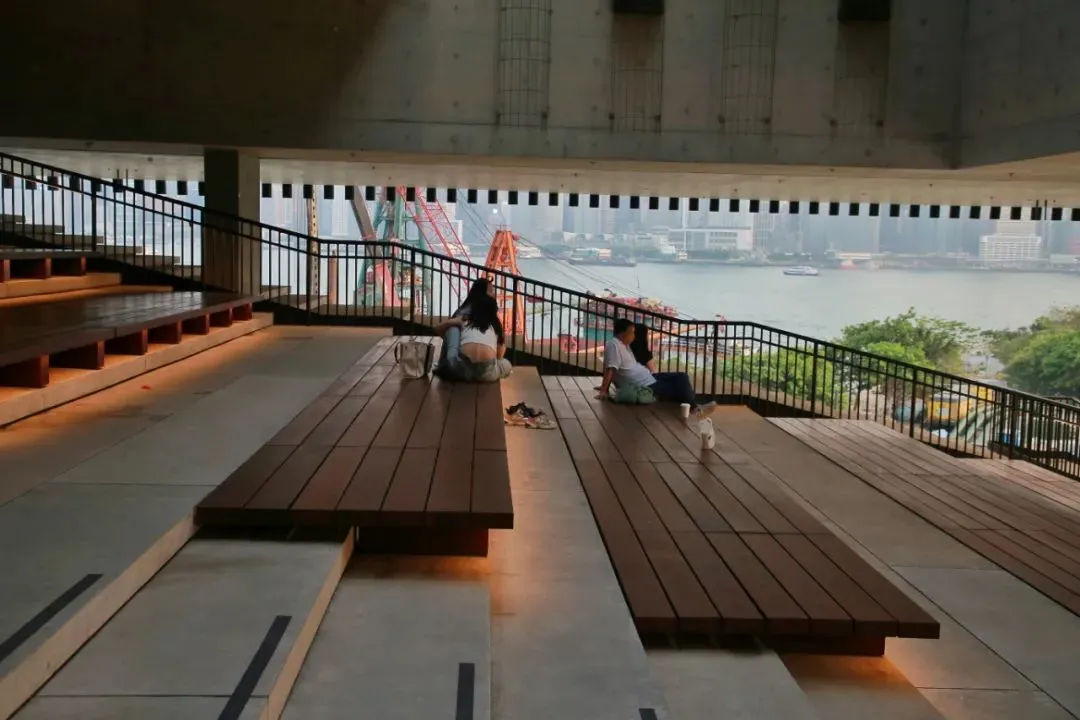 △M+博物馆外的台阶上，坐着休息的游览者。图/桑榆