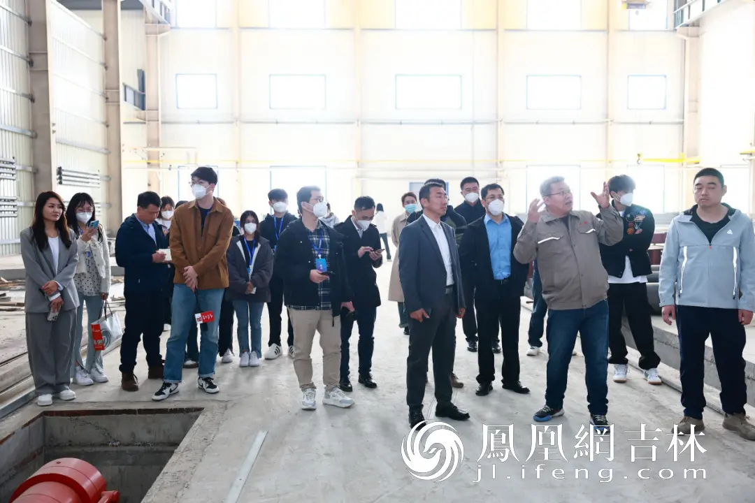 采访团在凡瑞重工通榆有限公司参观。