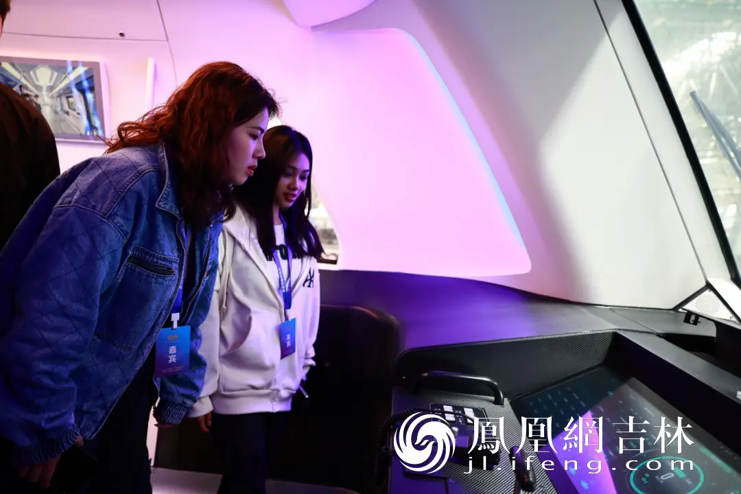 采访团在中车长客公司参观新一代地铁车辆。