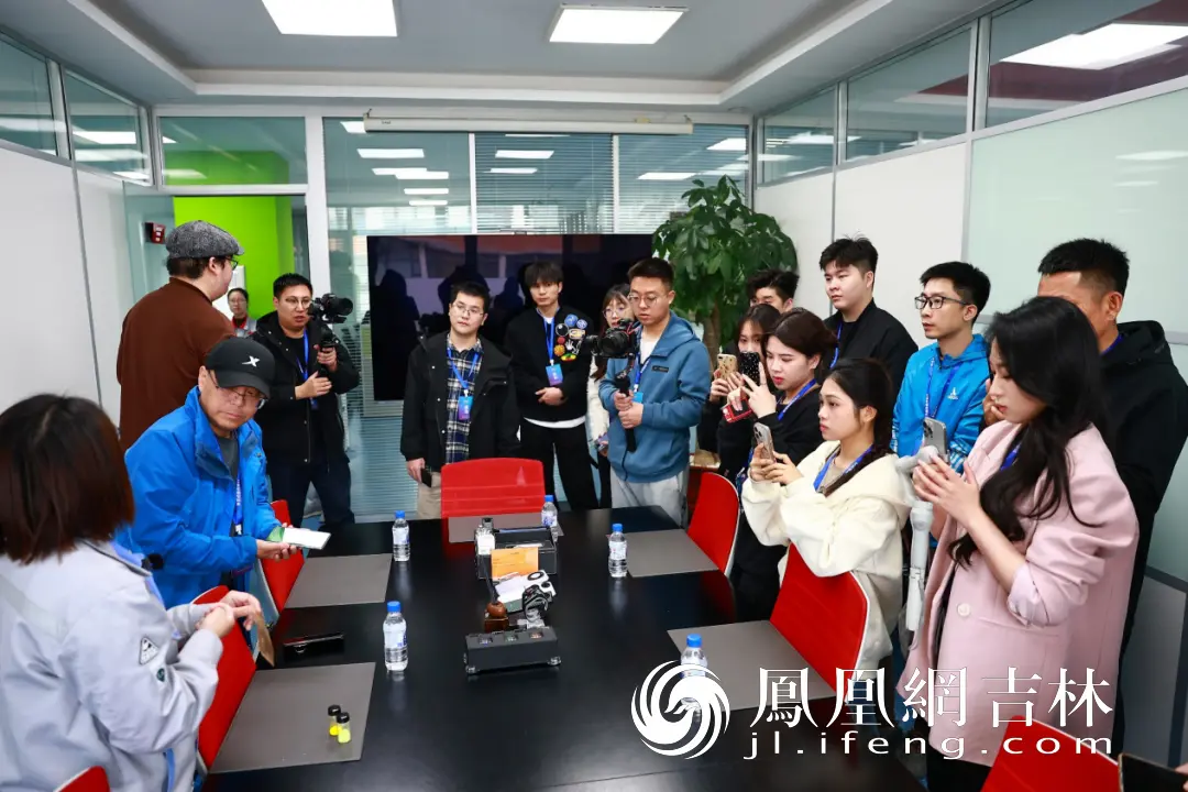 海谱润斯研制的新材料吸引采访团的目光。