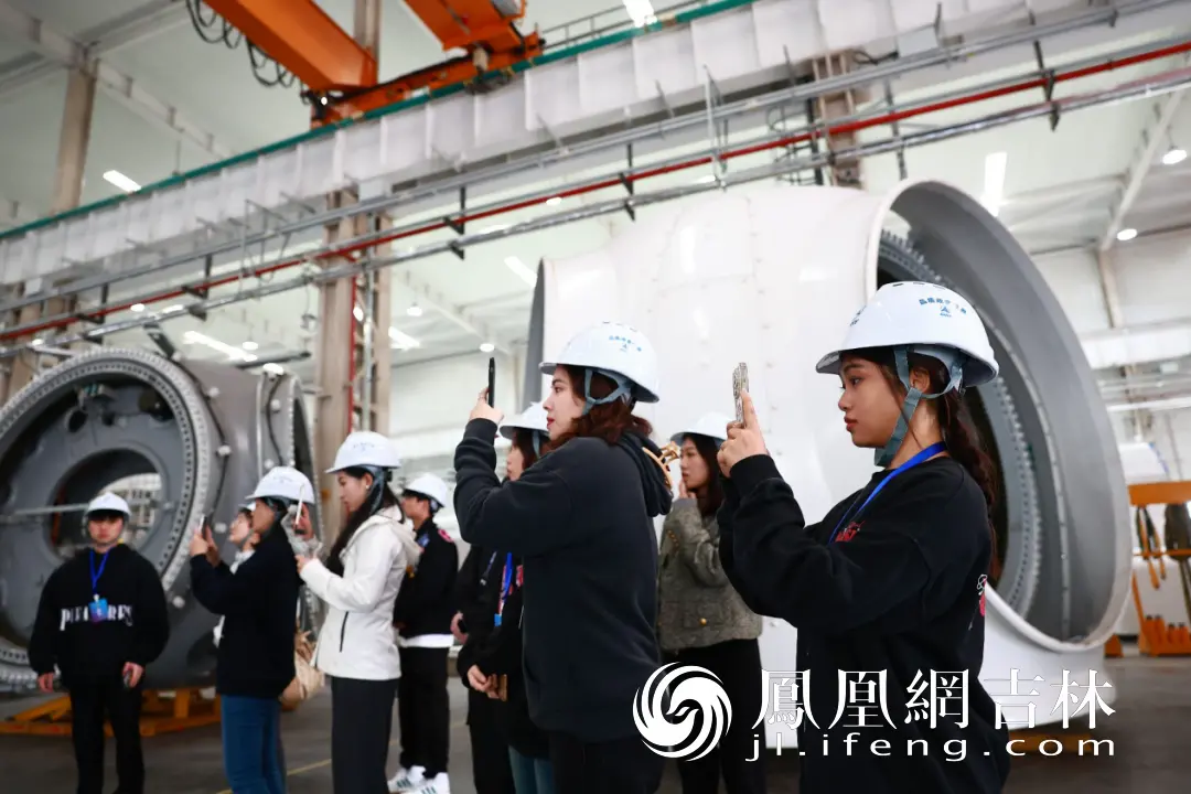 采访团在通榆三一零碳智造产业园参观。