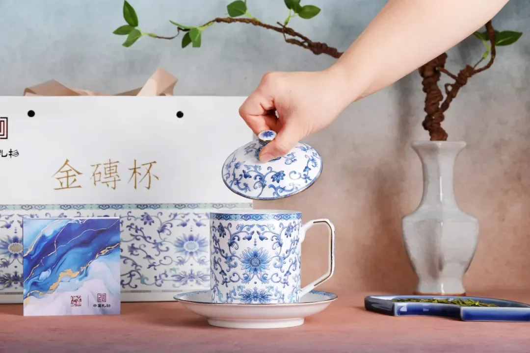中国青花珐琅杯爆红全球，真正的东方奢品_凤凰网