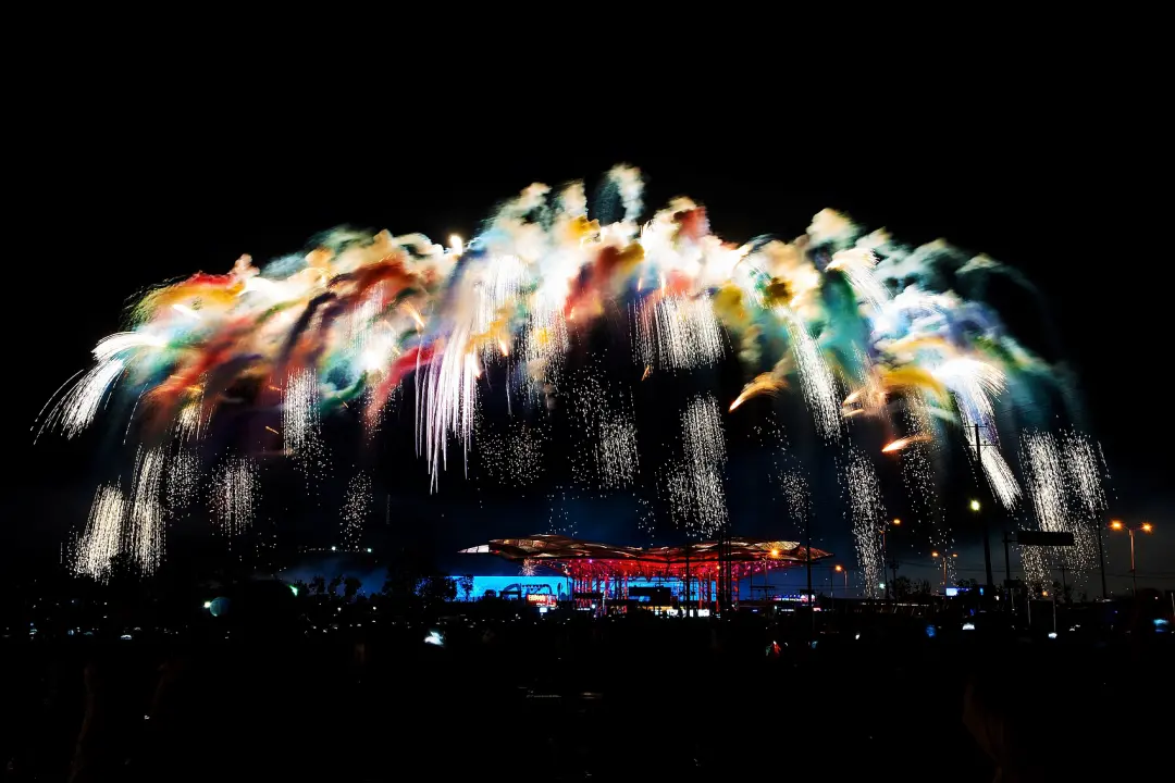 “七彩祥云”烟花在浏阳天空剧院上空燃放。（图/视觉中国）