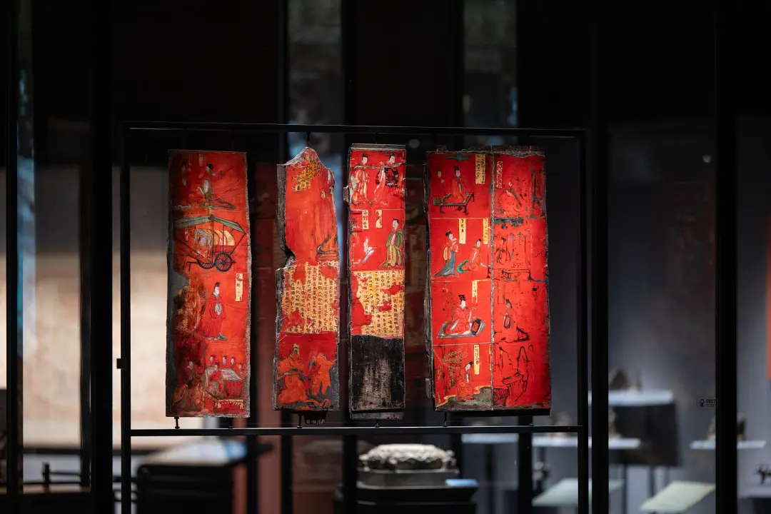 △大同博物馆内展出的北魏漆屏风，色彩鲜艳如初。（图/视觉中国）