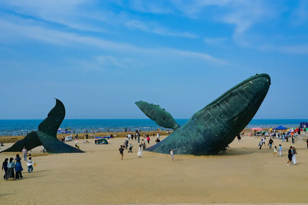 △烟台金沙滩海滨公园有一座鲸鱼雕塑。（图/视觉中国）