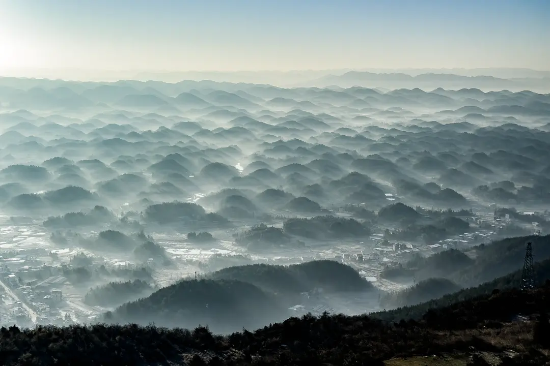 △齐岳山观景，山峦起伏。（图/视觉中国）