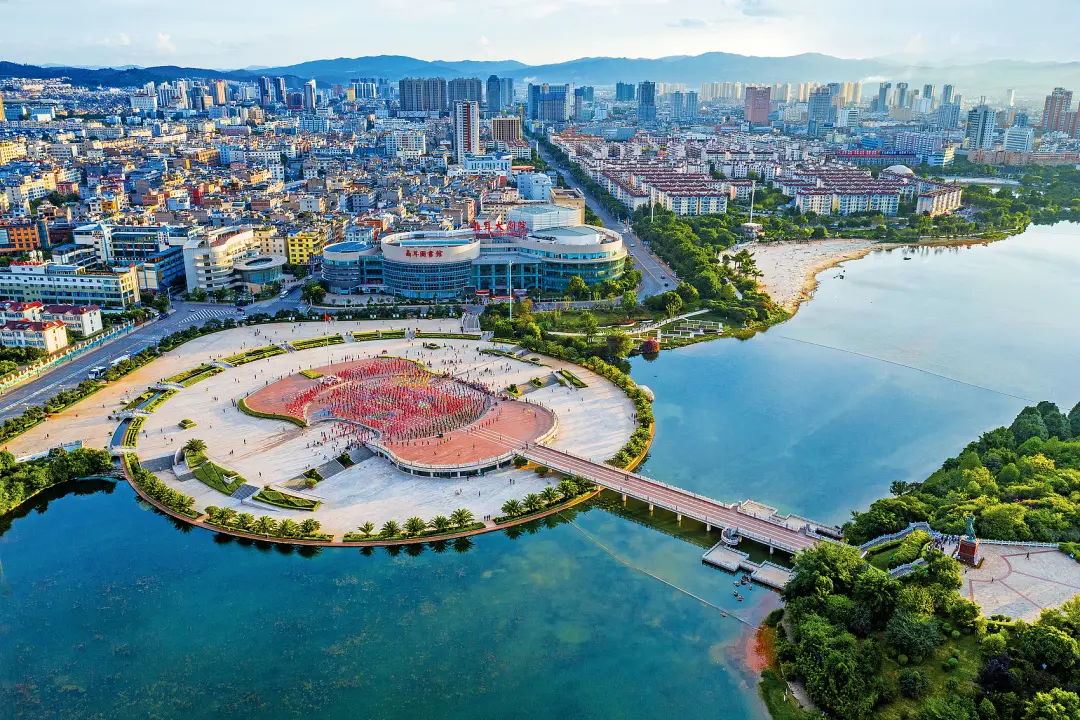 △玉溪是聂耳的家乡，许多人会在聂耳广场上散步休闲。（图/视觉中国）