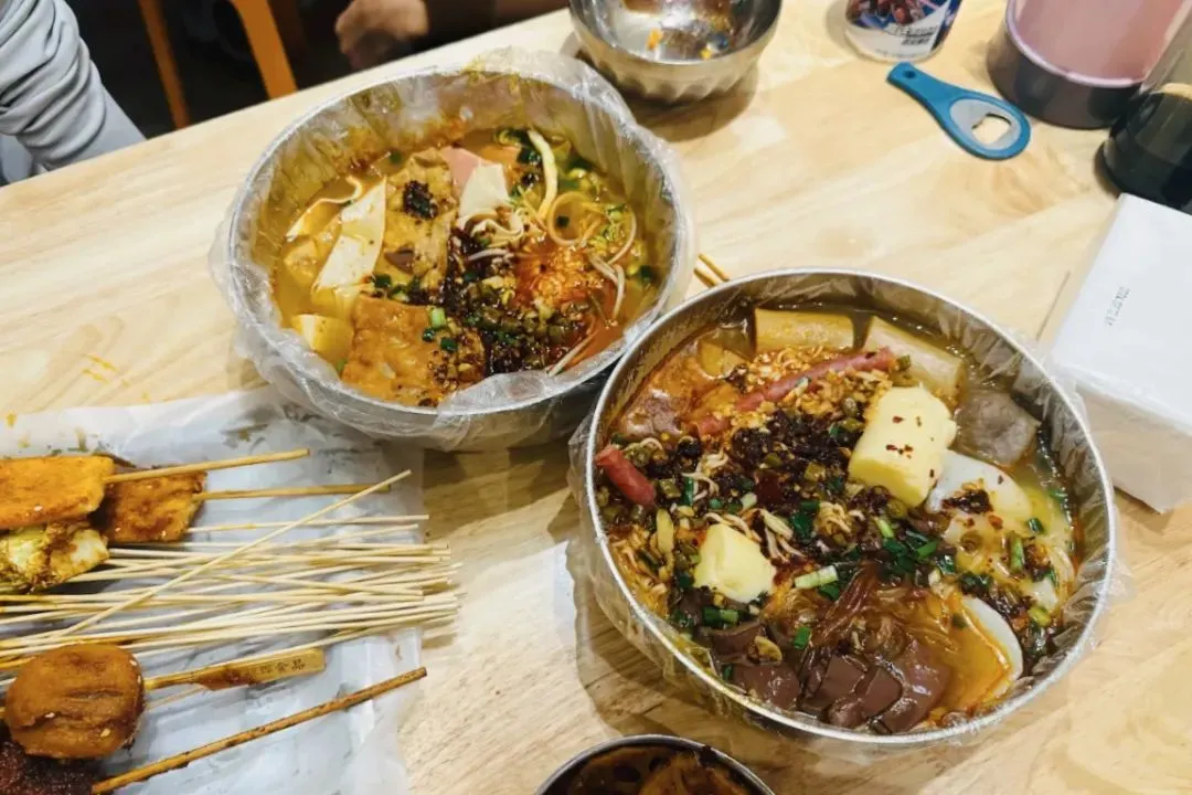 避暑+嗦粉，这座最被低估的四线小城，来了就不想走