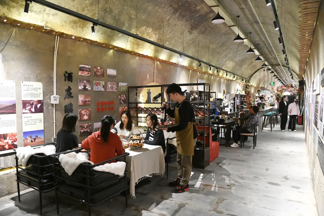 △市民在石家庄市人防通山工程内品尝特色美食。（图/视觉中国）