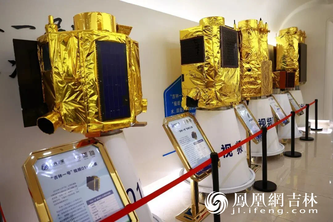 长光卫星研制的历代“吉林一号”模型。凤凰网吉林 王振东/摄
