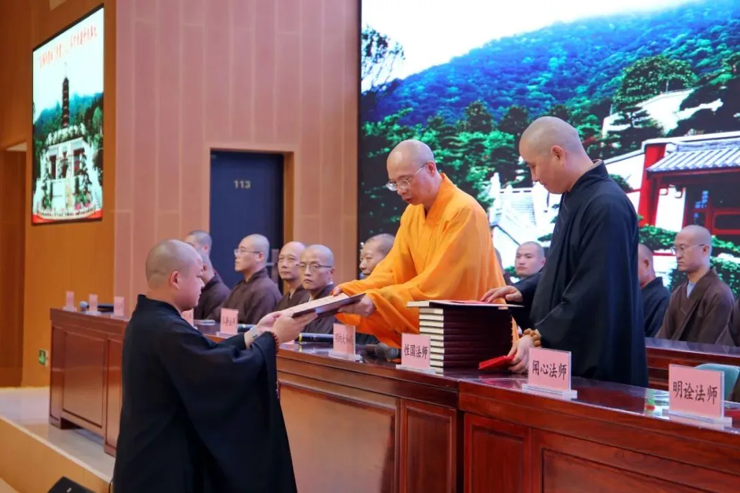 明向大和尚、性国法师为上学期优秀学僧颁发奖品和奖学金