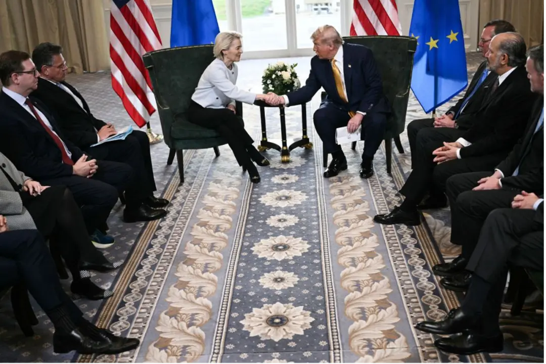 ▎2025年7月27日,在苏格兰特恩贝里高尔夫俱乐部会晤后,特朗普与欧盟委员会主席冯德莱恩握手,双方达成贸易协议。图源:法新社