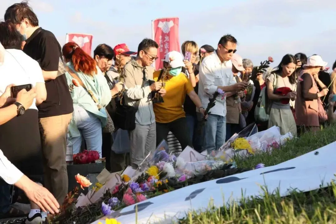 ▎民众在“秋祭”活动现场献花凭吊烈士。(图源:台湾地区政治受难人互助会)