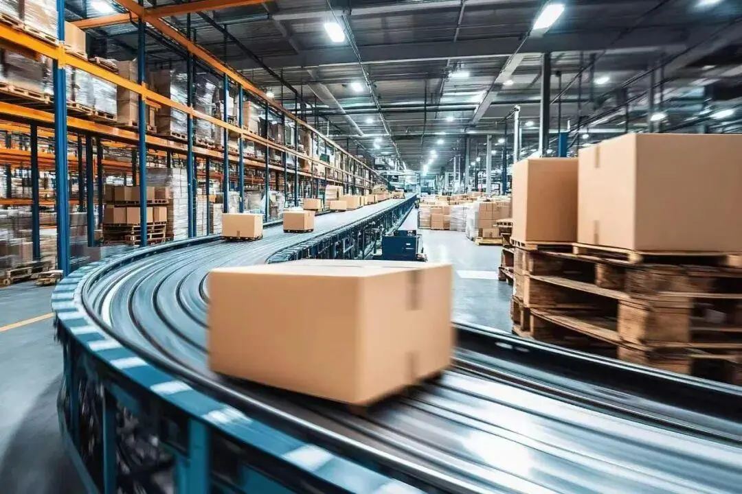 涉密文件偽裝商業合同、追蹤器藏行李箱把手…