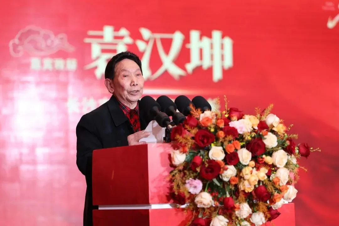 ▲长沙市人民政府原市长袁汉坤致贺词