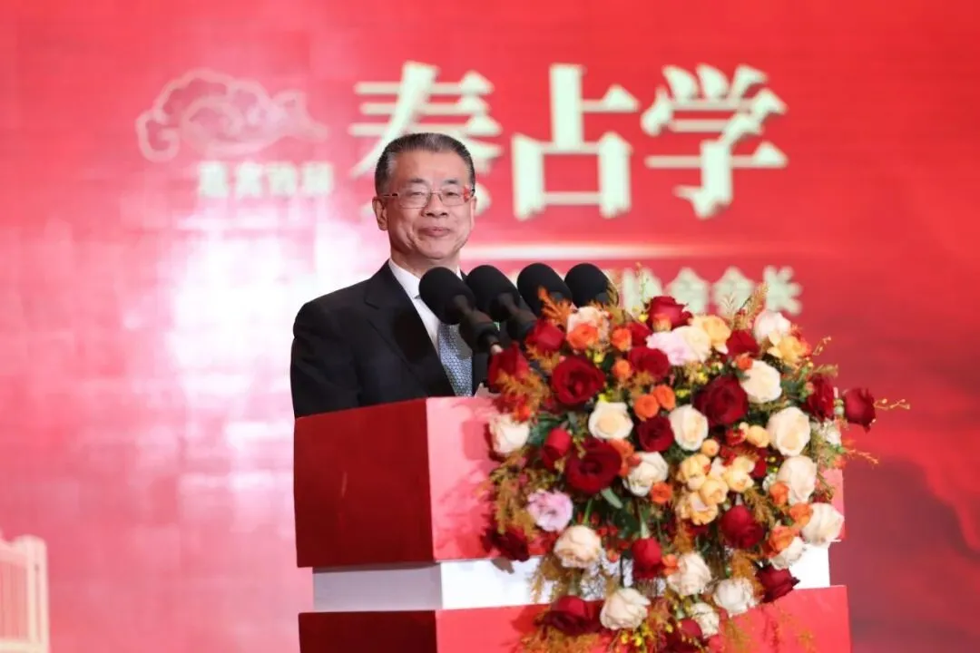 ▲中国建筑材料流通协会会长秦占学致贺词