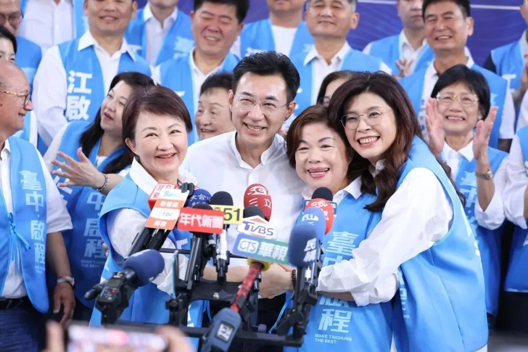 ▎4月3日，台中市長盧秀燕主辦「團結啟程，台中會贏」誓師記者會，表演台中藍營團結氣勢。圖源：鄭麗文臉書