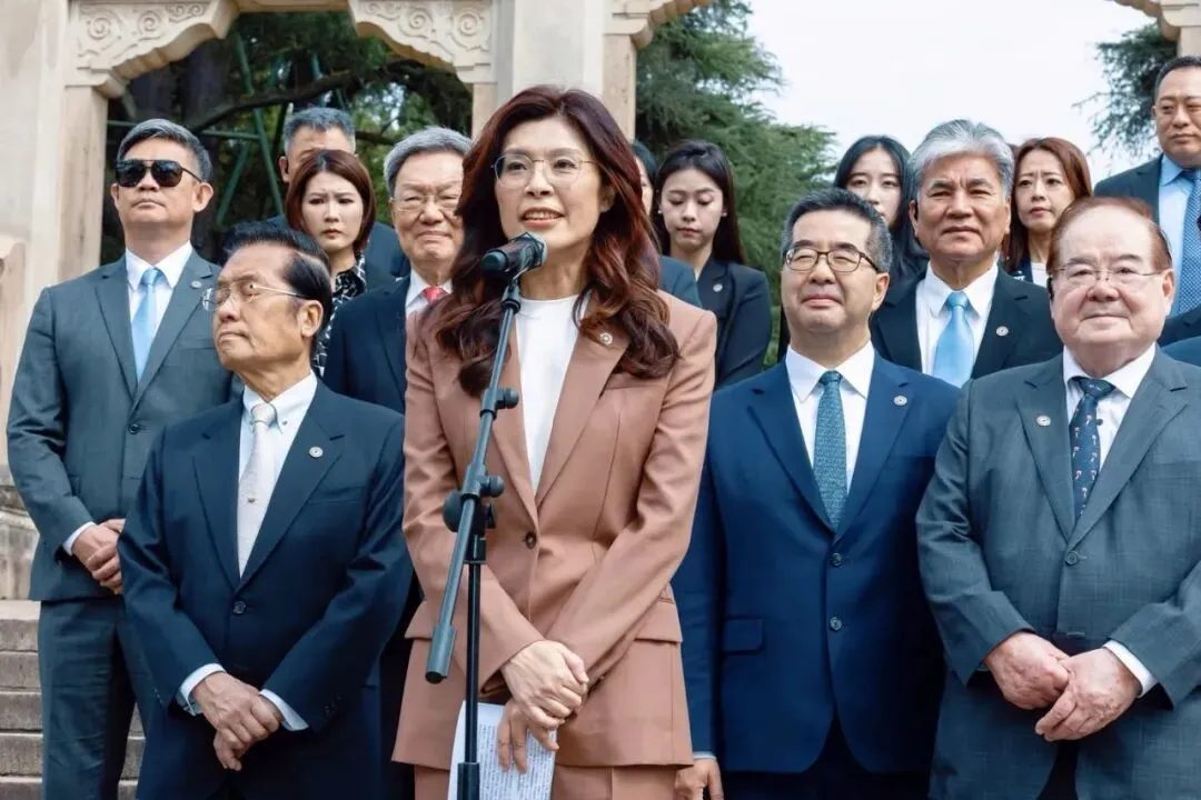 ▎4月8日上午，鄭麗文在中山陵博愛廣場發表講話，蘇起（第二排左二）隨行。圖源：新華社