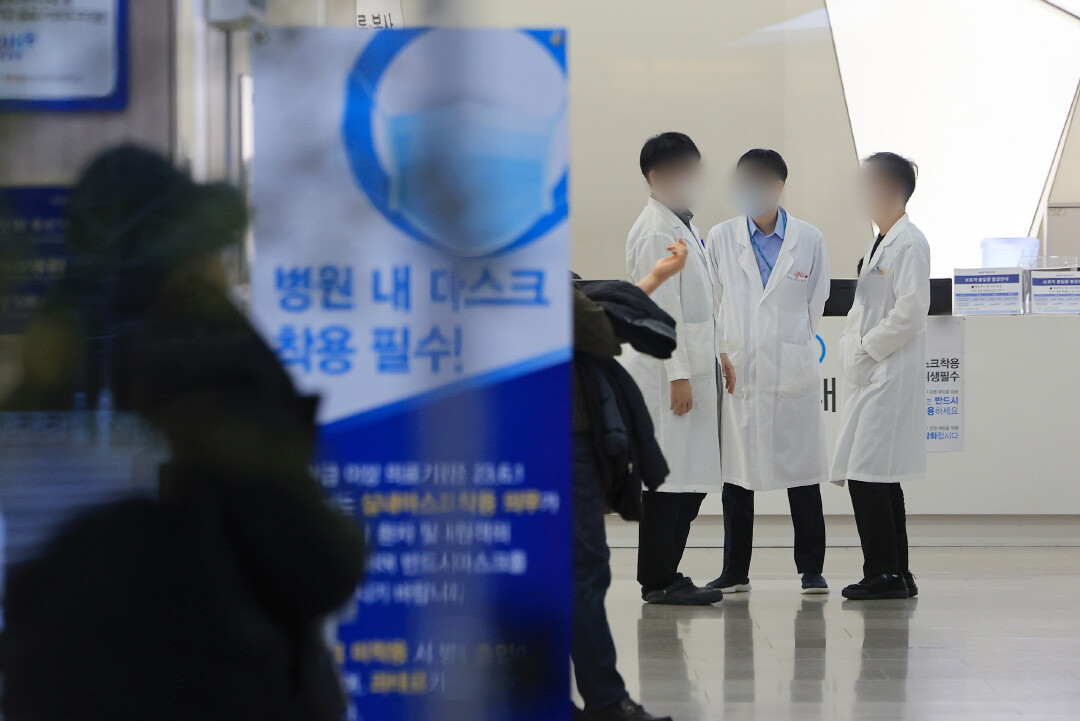 当地时间2024年2月20日，韩国首尔，一家大学医院，医疗人员正在进行对话。