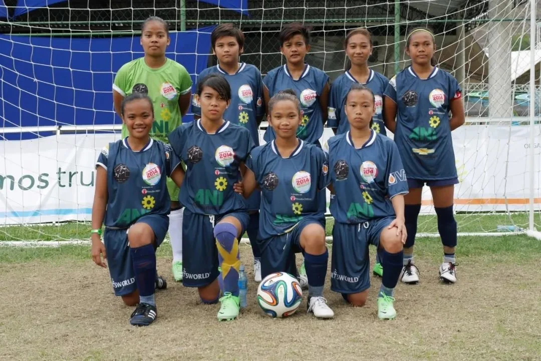 2014年，参加街头儿童世界杯的菲律宾女队。下排左二为克莉斯托。