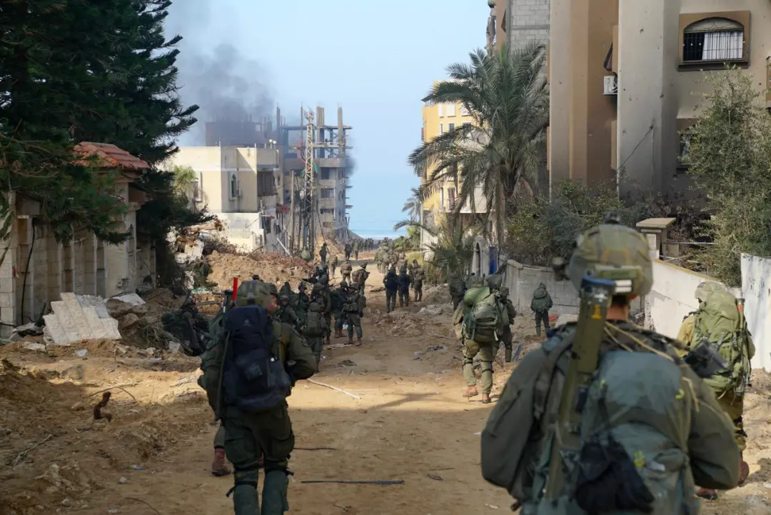 ▲这张以色列国防军12月3日发布的照片显示，以军地面部队在加沙地带进行军事行动。（新华社发）