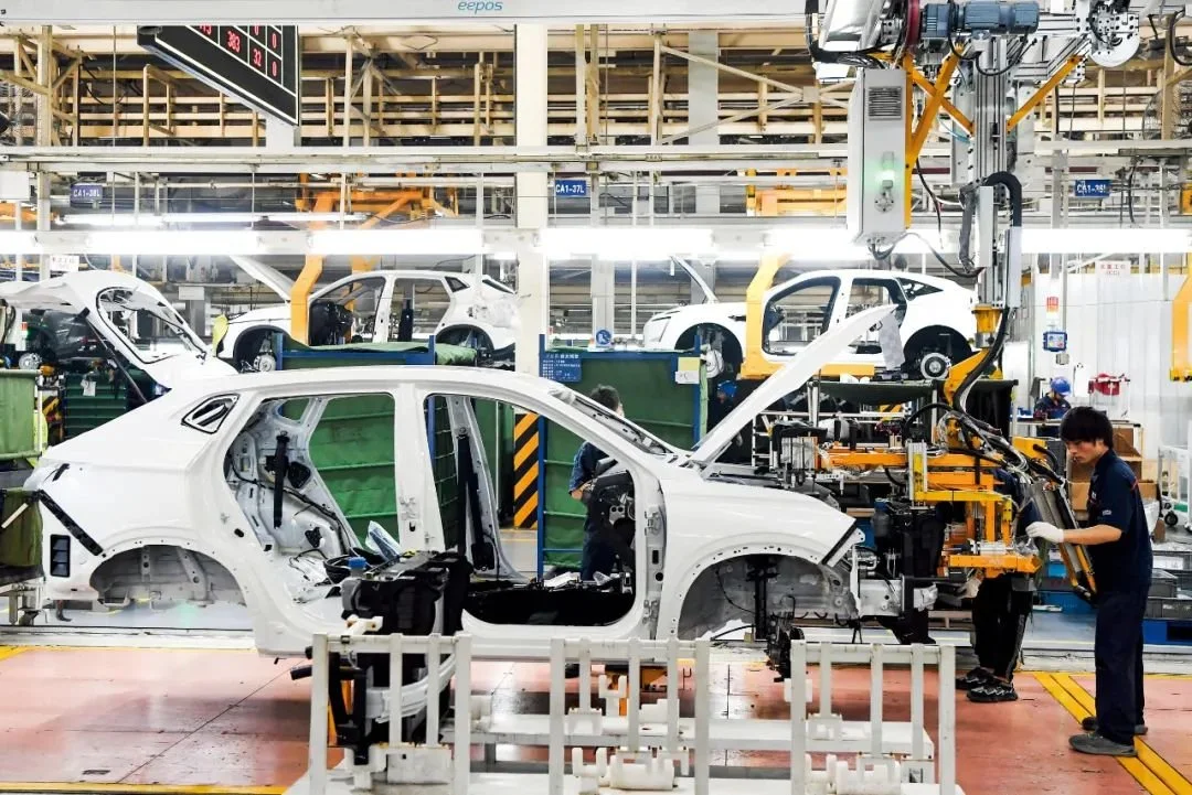 2022年6月，重庆长安汽车股份有限公司的智能化工厂作业现场。图/新华