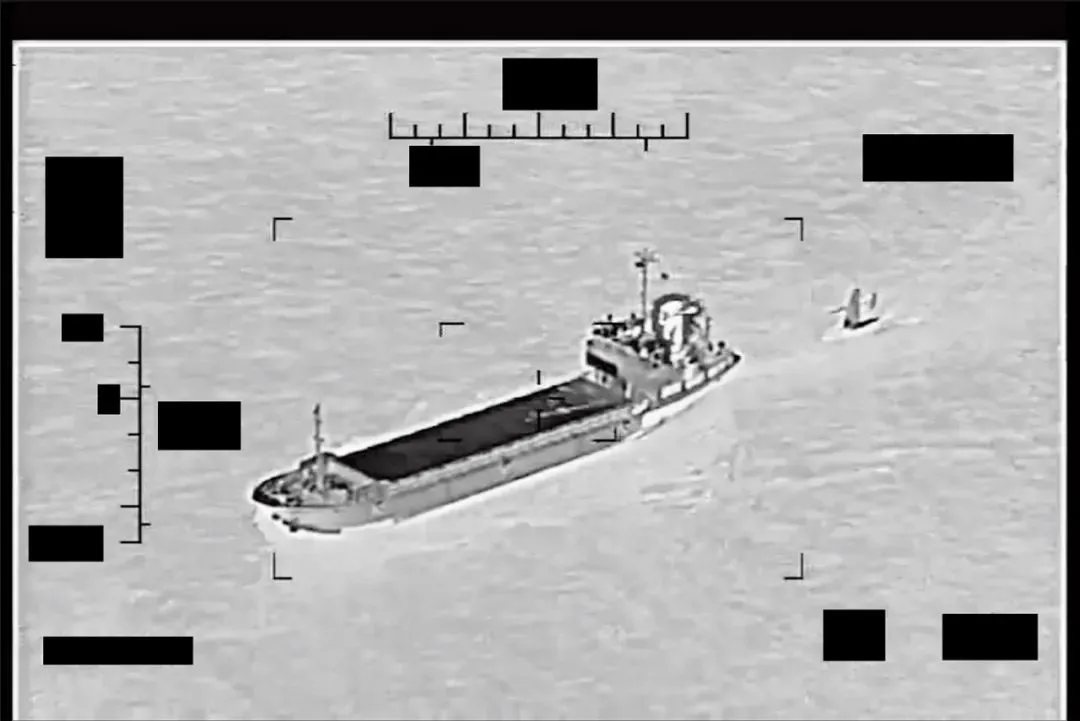 2022年8月30日，伊朗军舰（左）在波斯湾控制并拖走一艘美国海军的无人艇。图/视觉中国