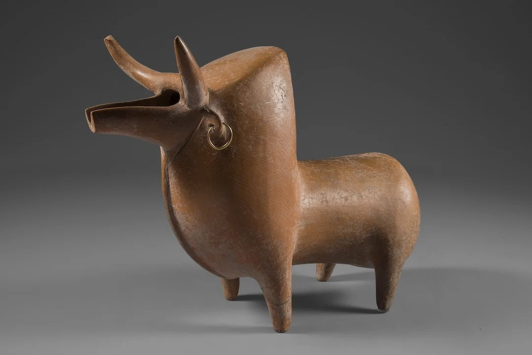 瘤牛陶来通（ Pottery rhyton in the shape of a humped-backed bull） 约公元前 1150—前 850 年 (铁器时代) 高 19.2 厘米，长 26.0 厘米，宽 11.0 厘米 吉兰省，马尔利克土丘 18 号墓葬 伊朗国家博物馆藏