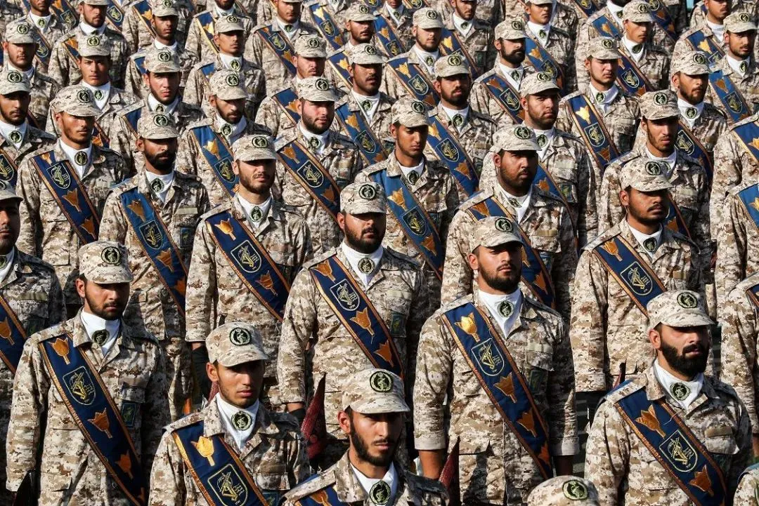 · 阅兵式上的伊朗伊斯兰革命卫队成员。