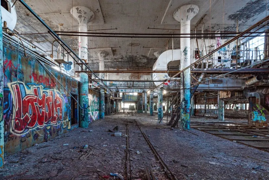 工业衰败后的底特律，昔日的工厂成为废墟