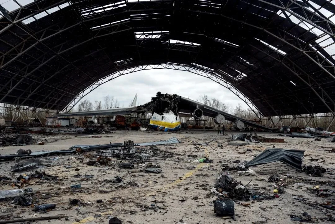 4月8日，距离乌克兰首都基辅约20公里处的戈斯托梅利机场，一架被毁坏的世界上最大飞机安-225运输机。图/人民视觉
