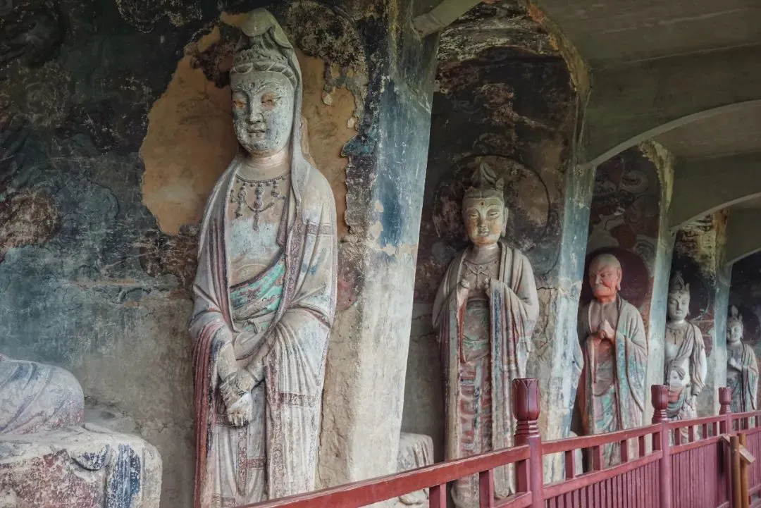麦积山石窟内的佛陀造像