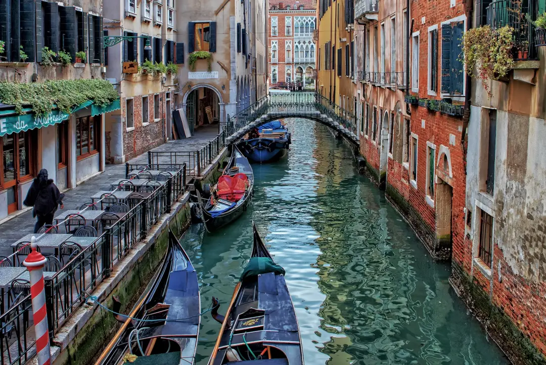 △游览威尼斯的最佳方式，也许是跟着作家的笔触，在想象中抵达那些桥梁、小巷、教堂、宫殿……（图/Unsplash）