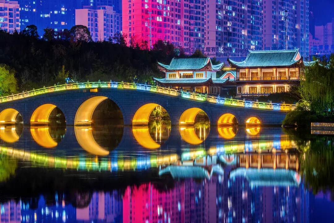 △随州文化公园夜景。（图/视觉中国）