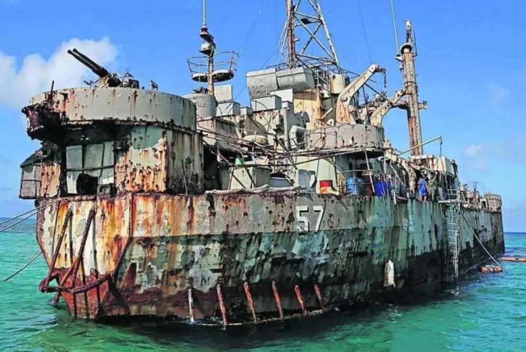 （菲律宾这艘非法坐滩中国仁爱礁的破船，对海洋生态环境有害）