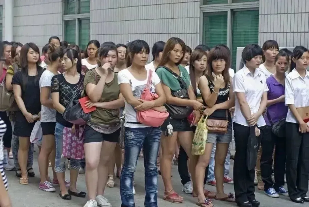 2011年8月2日，广东省东莞市。参加求职的打工者正在等候面试。