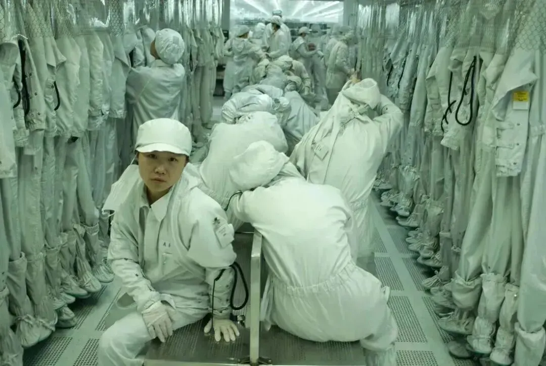 《工间休息》 广东东莞，电子厂工人在更衣室休息