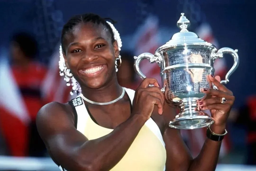 1999年9月11日，小威廉姆斯手捧美网女单冠军奖杯。