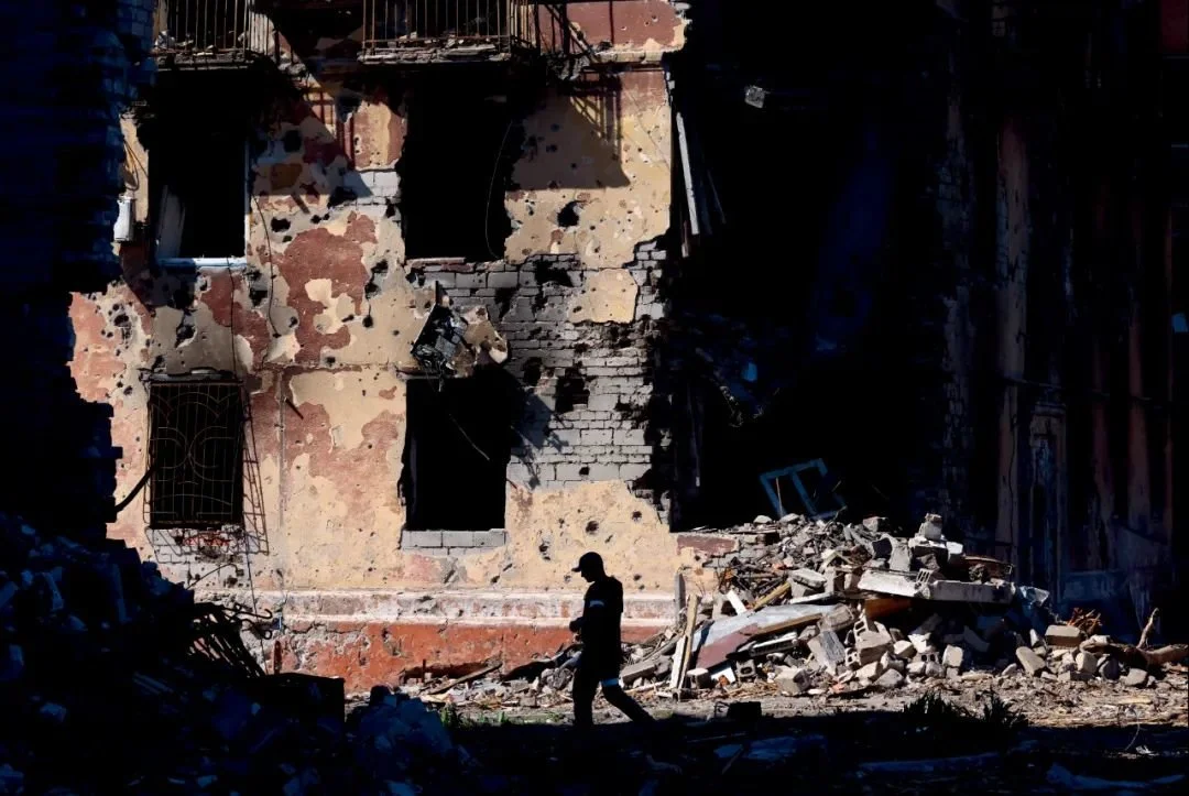 5月8日，马里乌波尔一处损毁的建筑。图/人民视觉