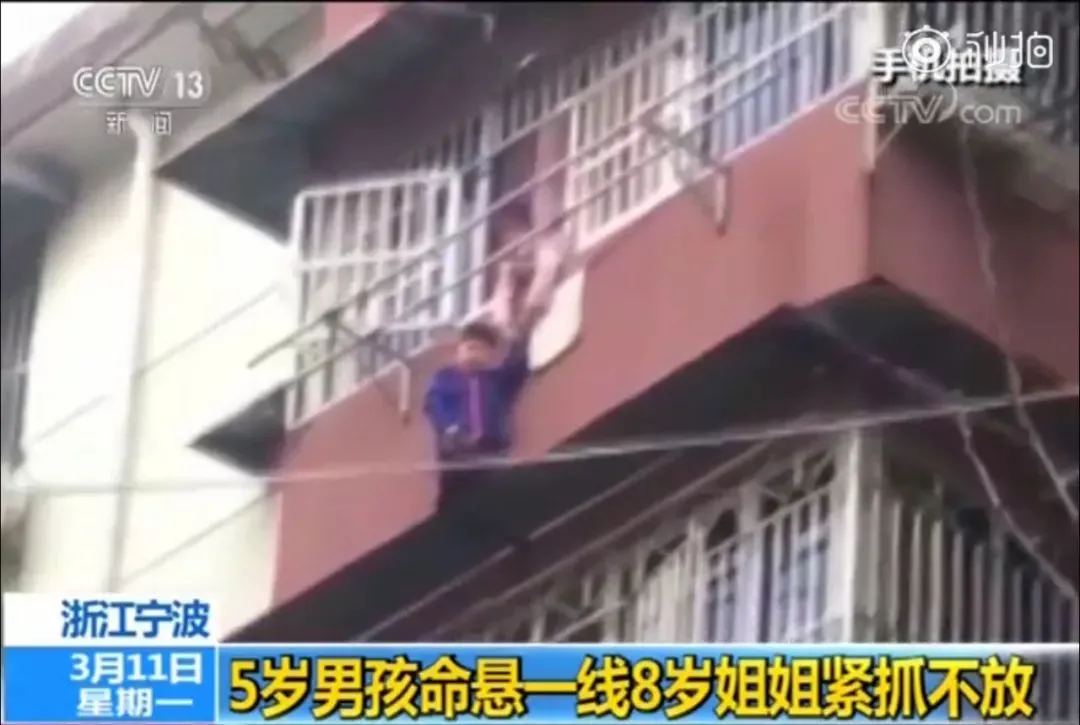 妈妈刚低头吃饭，撕心裂肺的哭声传来！3岁娃竟被挂在门上…十大夺命家具必须了解（吃饭的时候妈妈让我必须把碗里的蔬菜吃光修改病句）