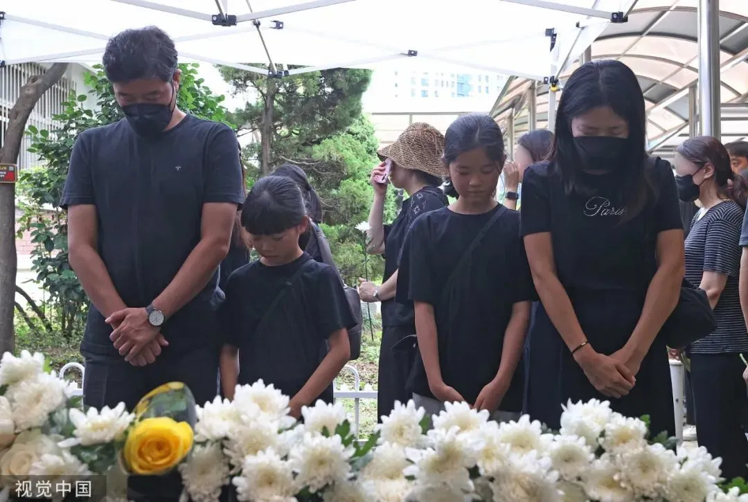 当地时间2023年9月4日，韩国首尔，在瑞草区一小学的追悼现场，市民正在默哀
