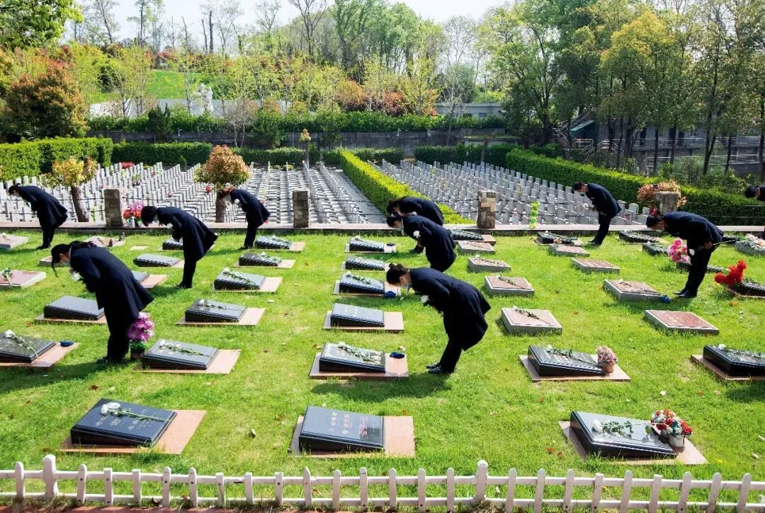 2022年4月,江苏省一处陵园举行清明节代祭扫仪式。图/中新
