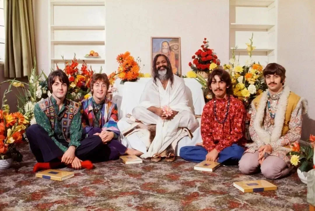 △ 披头士成员与印度冥想师玛哈士。1968 年，乐队曾到印度隐修，期间创作了《The Beatles》与《Abbey Road》等专辑中的多首名曲。