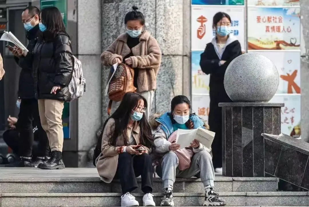 教师资格证考试前，考生们在考场外复习（图｜视觉中国）